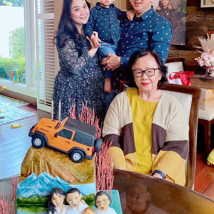 <p>Hal itu bermula ketika Ahok dan Puput mengunggah potret terbaru di laman Instagram. Mereka tengah merayakan ulang tahun Ahok yang ke-55 tahun. Dalam potret itu, Puput tampak memiliki <em>baby bump</em> yang sudah besar. (Foto: Instagram: @btpnd)</p>