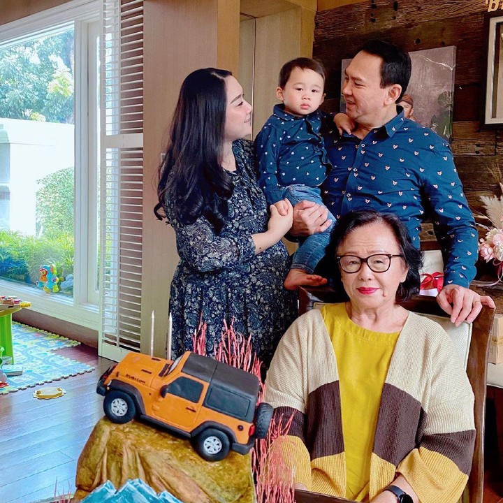 <p>Kehidupan rumah tangga Ahok dan Puput terlihat semakin harmonis dengan kehadiran si buah hati. Lihat saja potret mereka ketika sedang berfoto dengan ibunda Ahok dan putra pertama mereka, Yosafat. (Foto: Instagram: @btpnd)</p>