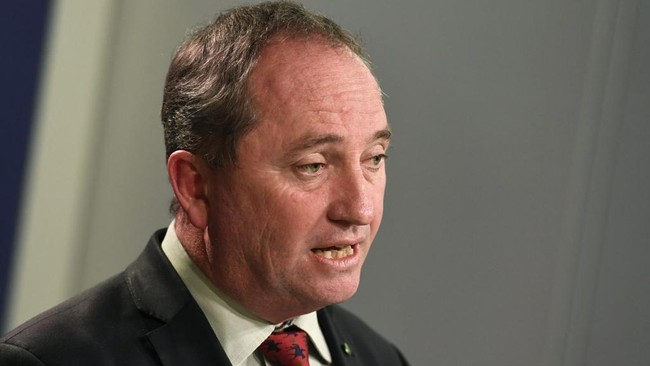 Wakil PM Australia, Barnaby Joyce, didenda A$200 atau setara Rp2,1 juta karena melanggar aturan pencegahan Covid-19 dengan tidak memakai masker.