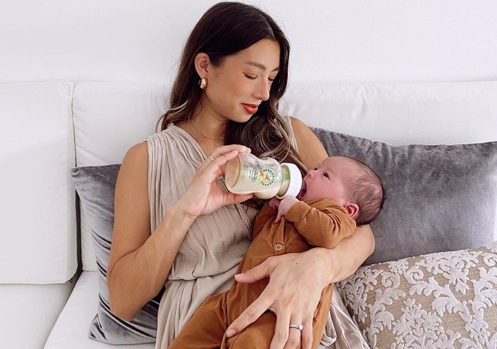 Belum lama ini, Jennifer melahirkan anak ketiganya. Banyak netizen memuji kecantikan dan aura keibuan Jennifer yang hangat pada foto ketika ia menyusui Kiyoji / foto: instagram.com/jenniferbachdim