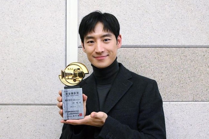 Berkat perannya yang memukau, tak heran jika Lee Je Hoon memenangkan banyak Award nih, Ladies. /instagram.com/leejehoon_official