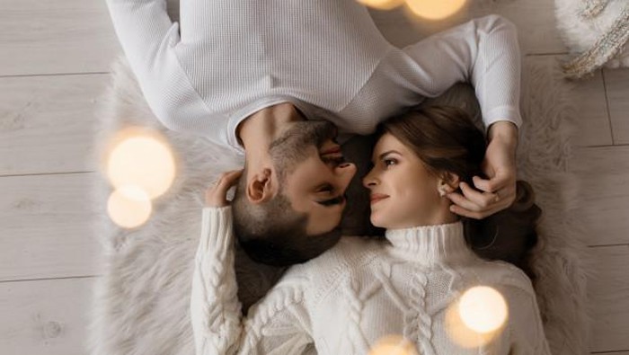 Kenali Cara Tiap Zodiak Saat Mencintai Seseorang, Bener Enggak?