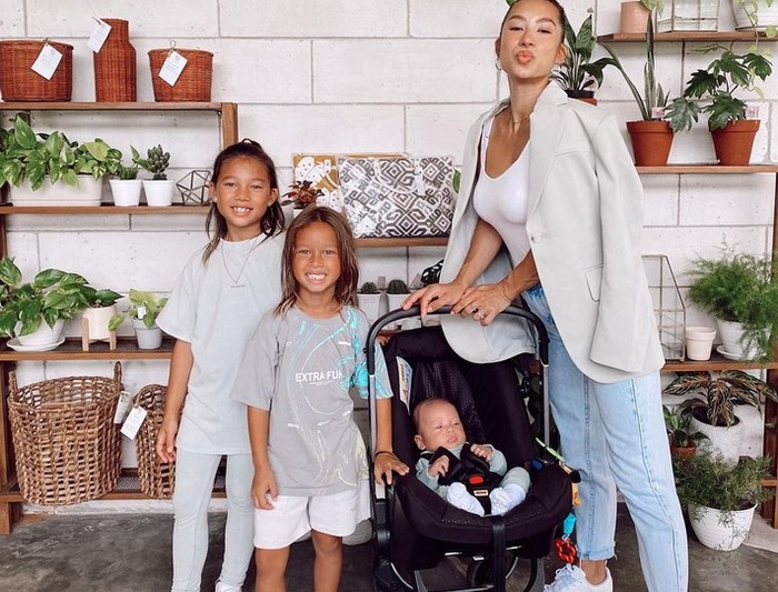 Dari pernikahan mereka, Jennifer dan Irfan dikaruniai tiga orang anak. Ketiga anak mereka yang menggemaskan ini bernama Kiyomi, Kenji, dan yang baru saja lahir, Kiyoji / foto: instagram.com/jenniferbachdim