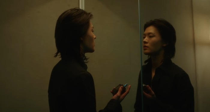 Dua varian parfum dari Tom Ford ditampilkan dalam video ini. Varian Neroli Portofino dengan wangi segar khas musim panas, dan varian Oud Wood dengan wangi kesturi yang elegan. Keduanya andalan Yuta dalam berbagai situasi. (Foto: youtube.com/Vogue Japan)
