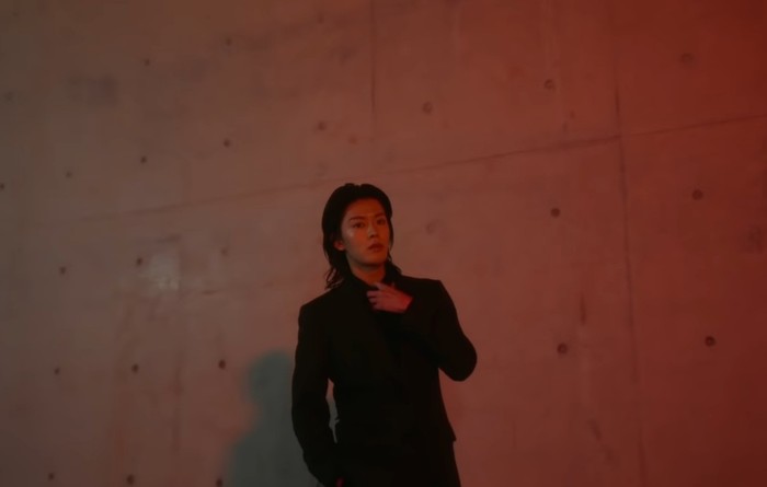 Menurut Yuta selain fashion dan makeup, wewangian juga mencerminkan pribadi seseorang. Dibalut setelan jas hitam dan nuansa malam hari, anggota NCT asal Jepang ini memancarkan aura misterius dan visual yang ganteng maksimal. (Foto: youtube.com/Vogue Japan)