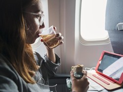 3 Fasilitas di Dalam Pesawat yang Bikin Penumpang Melek Gadget Happy
