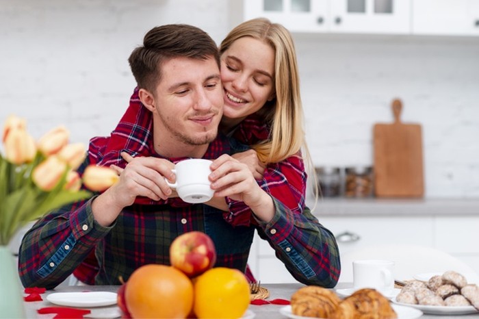 Ide kencan di rumah bersama pasangan/Foto: freepik.com