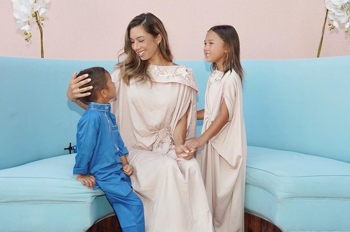 Jennifer juga tampil cantik mengenakan kaftan cantik bewarna pastel yang serasi dengan anak-anaknya. Melihat Jennifer mengenakan kaftan, seperti melihat seorang Dewi, ya? / foto: instagram.com/jenniferbachdim