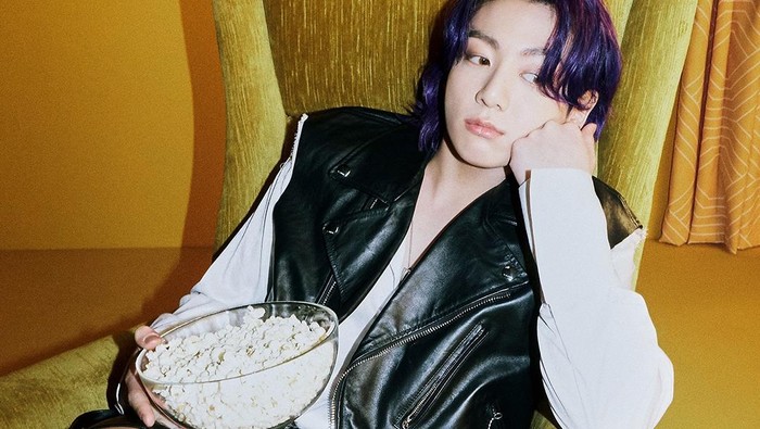 Jeon Jung Guk atau biasa disapa Jungkook merupakan main vocalist dan lead dancer dari boy band BTS. Dengan tinggi 179 cm, Jungkook disebut memiliki damage tinggi saat berambut gondrong dan menampakkan tato di tangannya. /Foto: Instagram/bts.bighitofficial