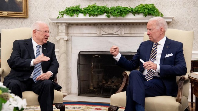 Presiden Joe Biden bertemu dengan Presiden Israel, Reuven Rivlin, dan memastikan bahwa AS akan berupaya keras agar Iran tak mengembangkan senjata nuklir.
