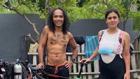 5 Potret Mesra Kaka Slank Dan Istri, Bersepeda Hingga Cium Bibir - Foto 1