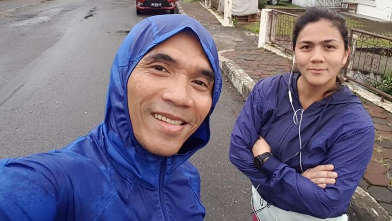 5 Potret Mesra Kaka Slank dan Istri, Bersepeda hingga Cium Bibir - Foto 1