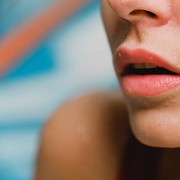 5 Kebiasaan Sehari-hari yang Bisa Merusak Bibir