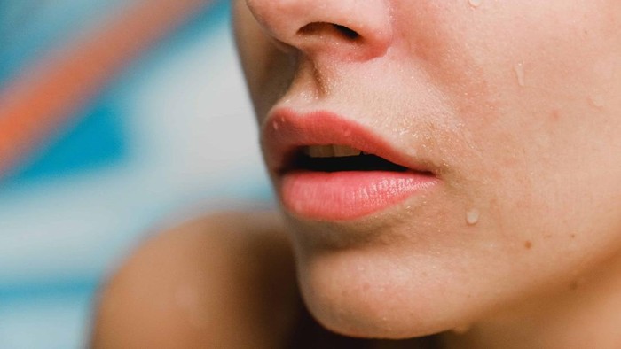 5 Kebiasaan Sehari-hari yang Bisa Merusak Bibir