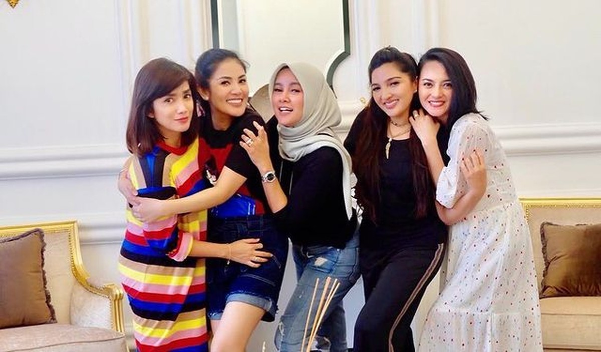 Nindy Ayunda dan Olla Ramlan diketahui punya geng sosialita bersama Ashanty&comma; Ririn Ekawati dan Ussy&period; Yuk kita intip kekompakan mereka&excl;