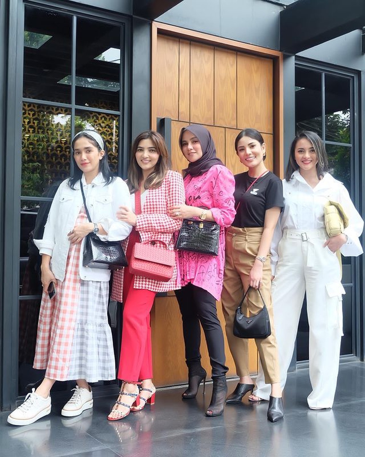 Nindy Ayunda dan Olla Ramlan diketahui punya geng sosialita bersama Ashanty&comma; Ririn Ekawati dan Ussy&period; Yuk kita intip kekompakan mereka&excl;