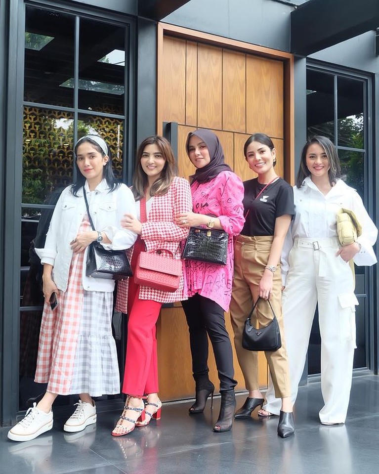 Nindy Ayunda dan Olla Ramlan diketahui punya geng sosialita bersama Ashanty, Ririn Ekawati dan Ussy. Yuk kita intip kekompakan mereka!