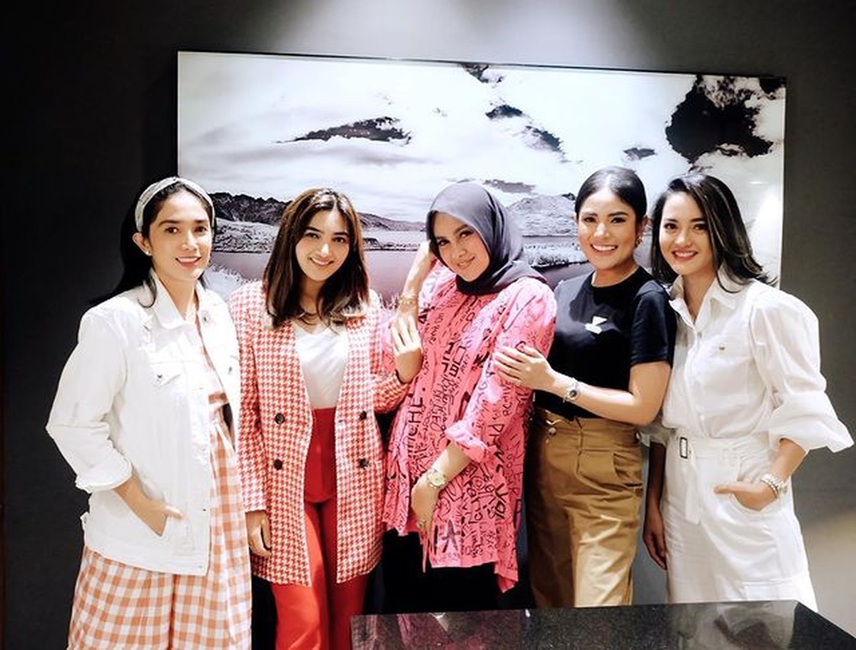 Nindy Ayunda dan Olla Ramlan diketahui punya geng sosialita bersama Ashanty&comma; Ririn Ekawati dan Ussy&period; Yuk kita intip kekompakan mereka&excl;