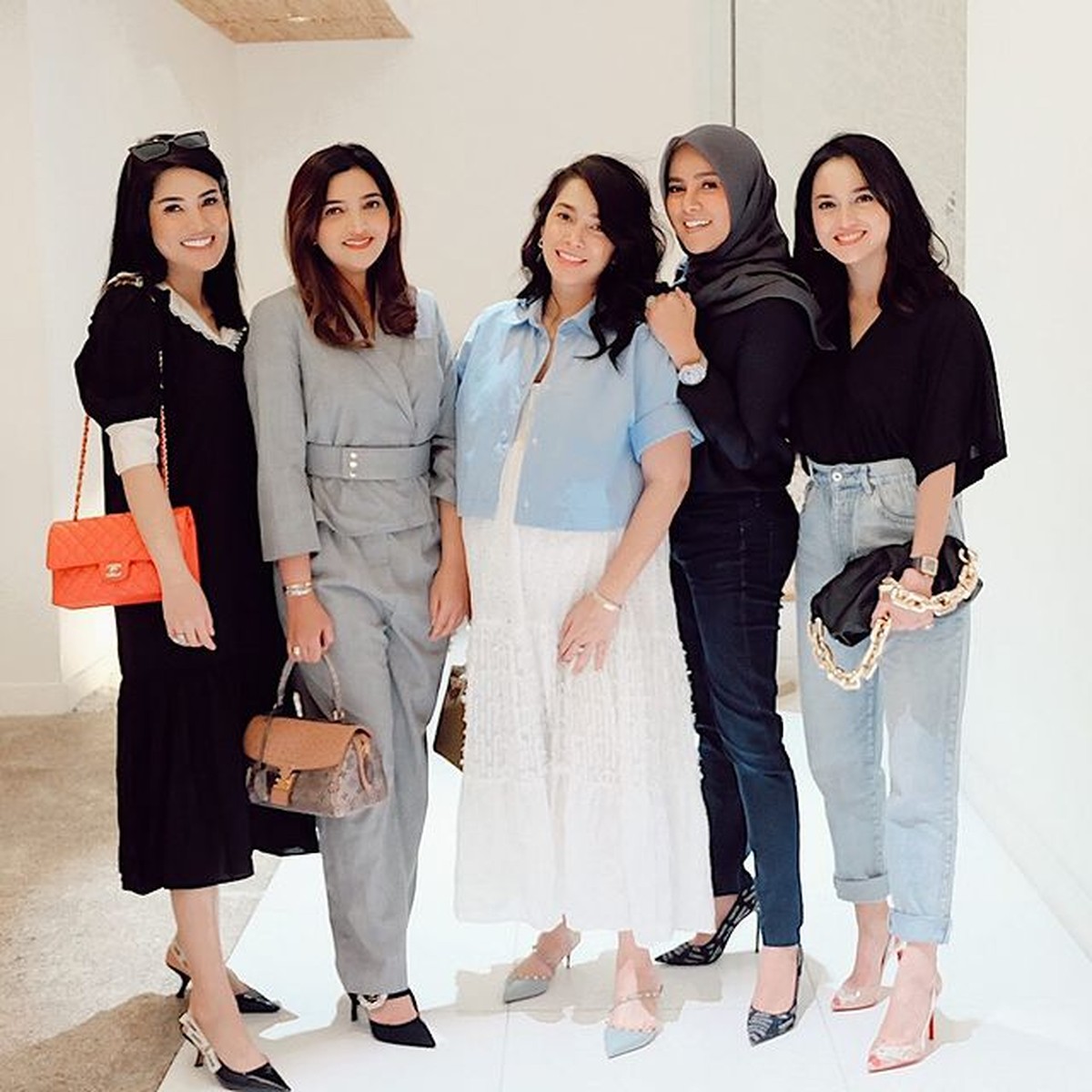 Nindy Ayunda dan Olla Ramlan diketahui punya geng sosialita bersama Ashanty&comma; Ririn Ekawati dan Ussy&period; Yuk kita intip kekompakan mereka&excl;