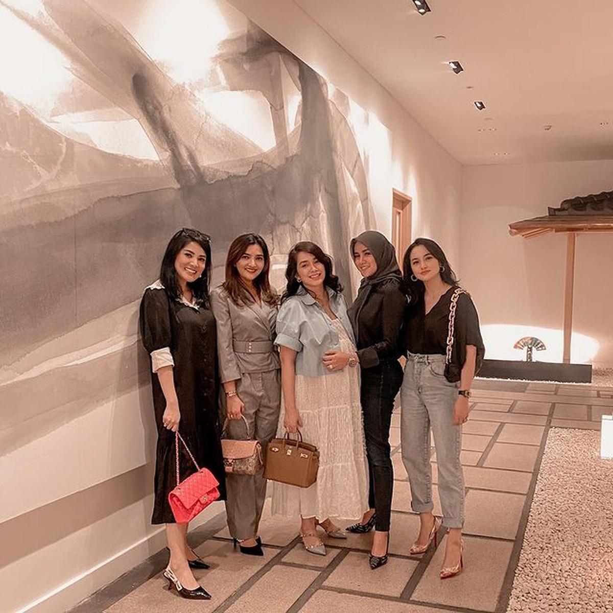 Nindy Ayunda dan Olla Ramlan diketahui punya geng sosialita bersama Ashanty&comma; Ririn Ekawati dan Ussy&period; Yuk kita intip kekompakan mereka&excl;