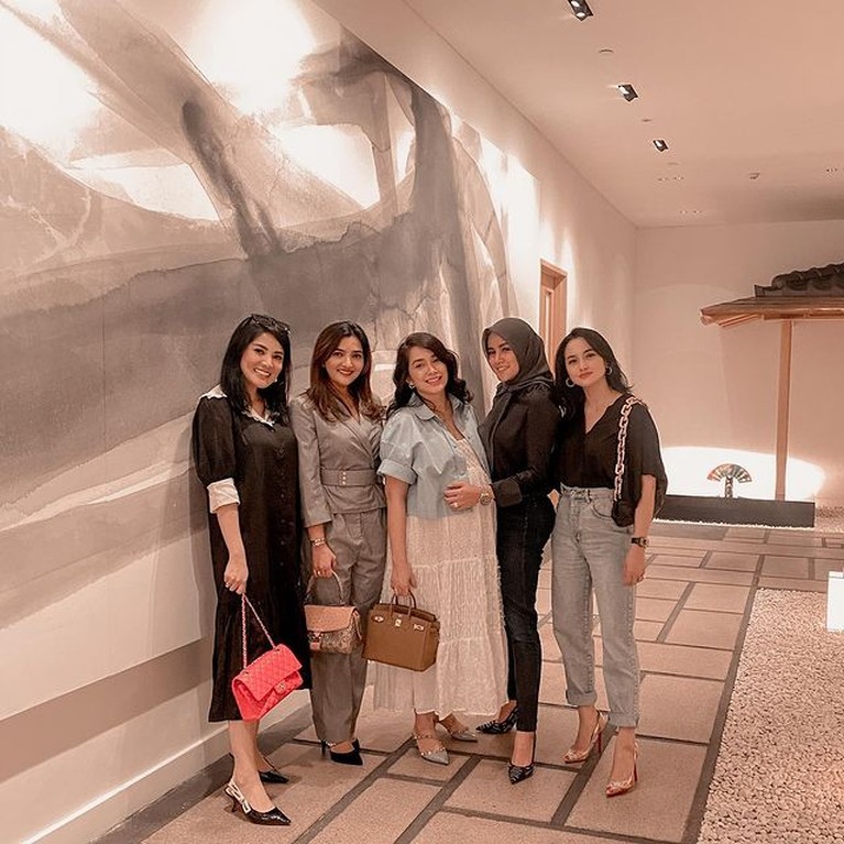 Nindy Ayunda dan Olla Ramlan diketahui punya geng sosialita bersama Ashanty, Ririn Ekawati dan Ussy. Yuk kita intip kekompakan mereka!