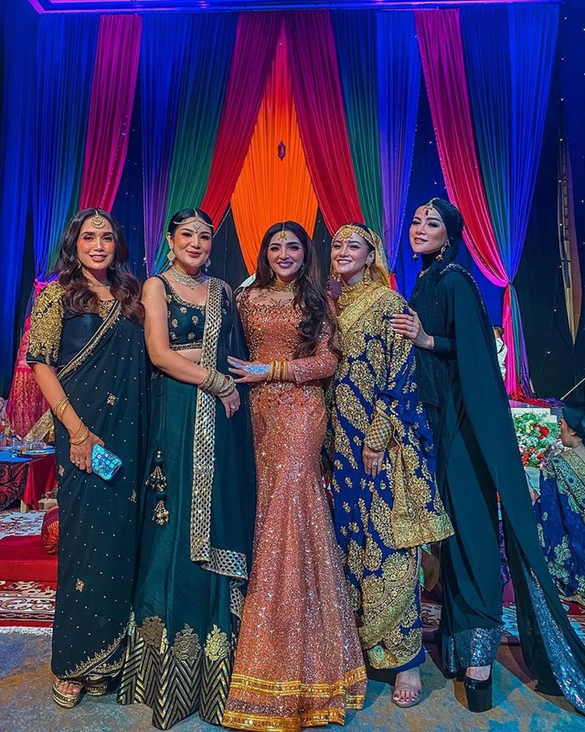 Nindy Ayunda dan Olla Ramlan diketahui punya geng sosialita bersama Ashanty&comma; Ririn Ekawati dan Ussy&period; Yuk kita intip kekompakan mereka&excl;