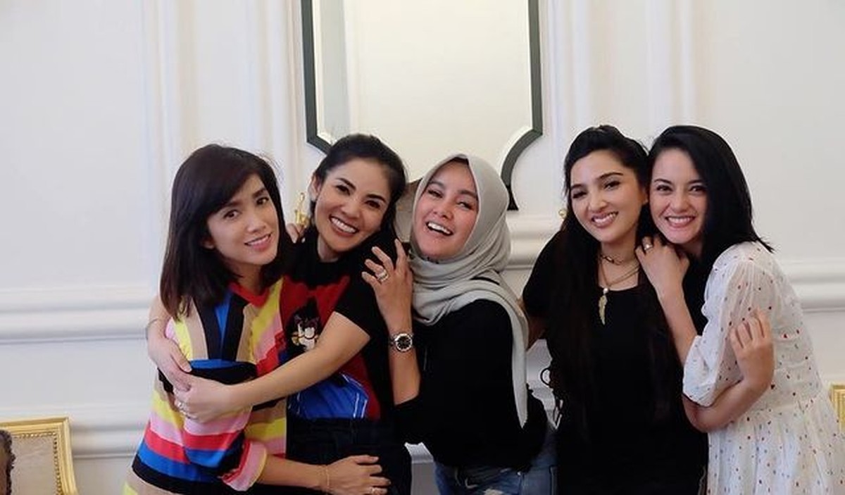 Nindy Ayunda dan Olla Ramlan diketahui punya geng sosialita bersama Ashanty&comma; Ririn Ekawati dan Ussy&period; Yuk kita intip kekompakan mereka&excl;