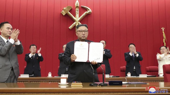 Pemimpin Korea Utara Kim Jong-un mengirim pesan kepada Presiden RI Jokowi. Isi pesannya, Kim Jong-un ucapkan selamat HUT RI.