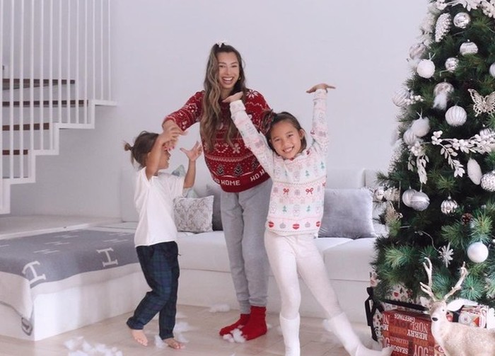 Layaknya sahabat, Jennifer juga suka tampil kompak bersama anak-anaknya. Contohnya seperti dalam potret ibu dan anak ketika merayakan Natal ini / foto: instagram.com/jenniferbachdim