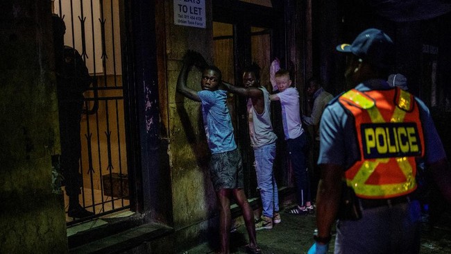 Afrika Selatan menerapkan lockdown ketat mulai Senin (28/6) untuk melawan gelombang tiga pandemi Covid-19 karena lonjakan penularan varian Delta.