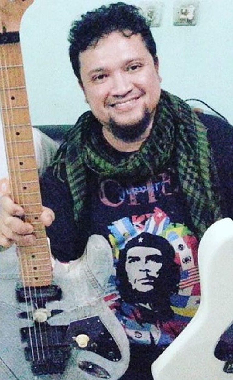 Momen Kenangan Terakhir Aria Baron Eks Gigi Sebelum Meninggal Dunia Kabar duka menyelimuti dunia hiburan Tanah Air Indonesia, Aria Baron Eks Gigi meninggal dunia. Yuk kita lihat potret Baron!