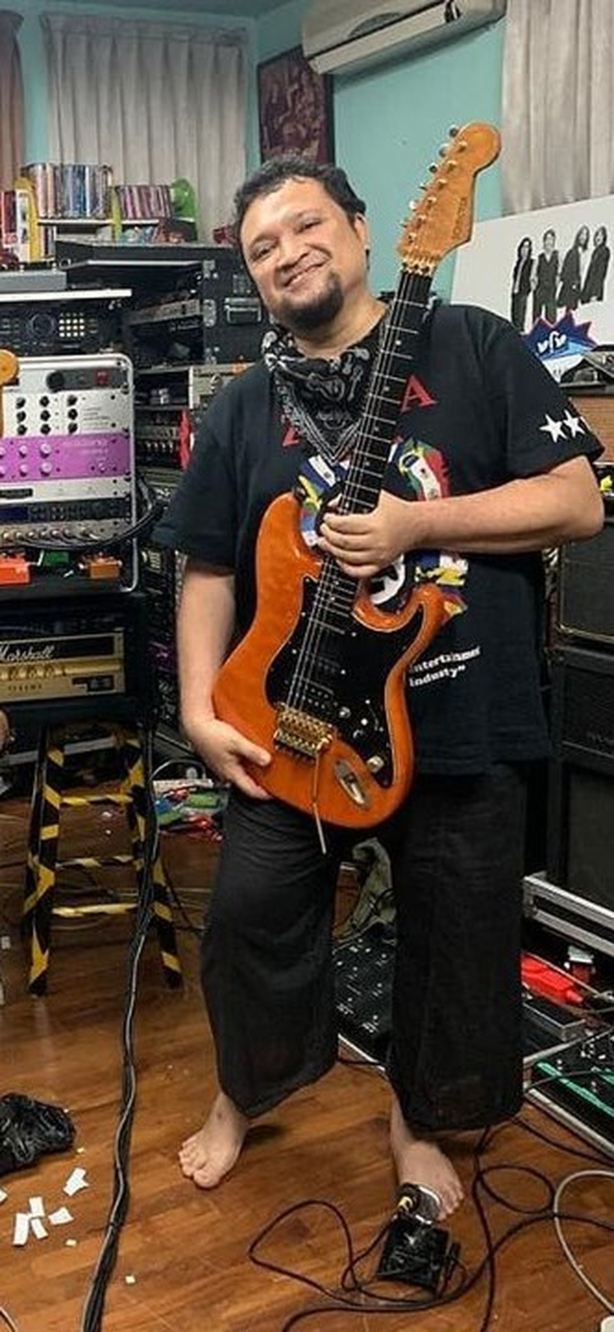 Kabar duka menyelimuti dunia hiburan Tanah Air Indonesia&comma; Aria Baron Eks Gigi meninggal dunia&period; Yuk kita lihat potret Baron&excl;