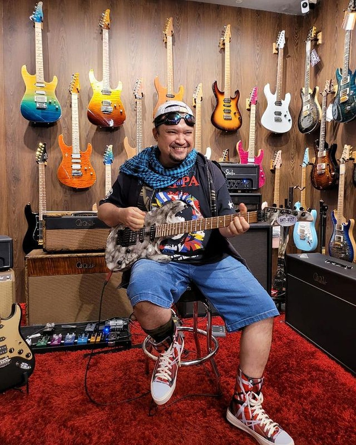 Kabar duka menyelimuti dunia hiburan Tanah Air Indonesia&comma; Aria Baron Eks Gigi meninggal dunia&period; Yuk kita lihat potret Baron&excl;