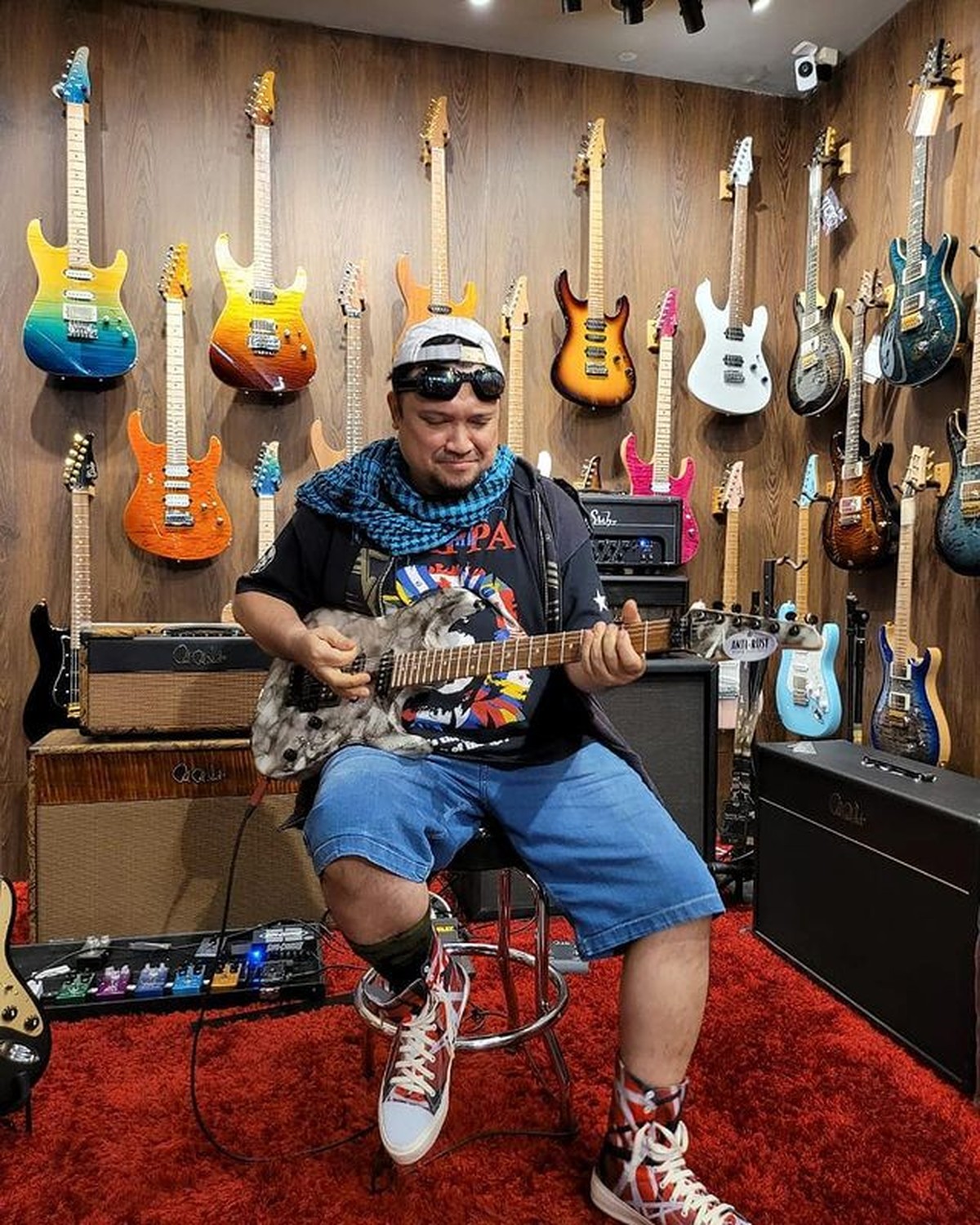 Kabar duka menyelimuti dunia hiburan Tanah Air Indonesia&comma; Aria Baron Eks Gigi meninggal dunia&period; Yuk kita lihat potret Baron&excl;