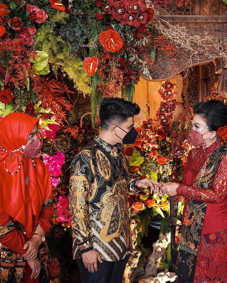 Momen Manis Lamaran Ifan Govinda dan Sang Kekasih Kabar bahagia tengah menyelimuti Ifan Govinda yang baru saja melamar sang kekasih. Yuk kita intip momen manis mereka!
