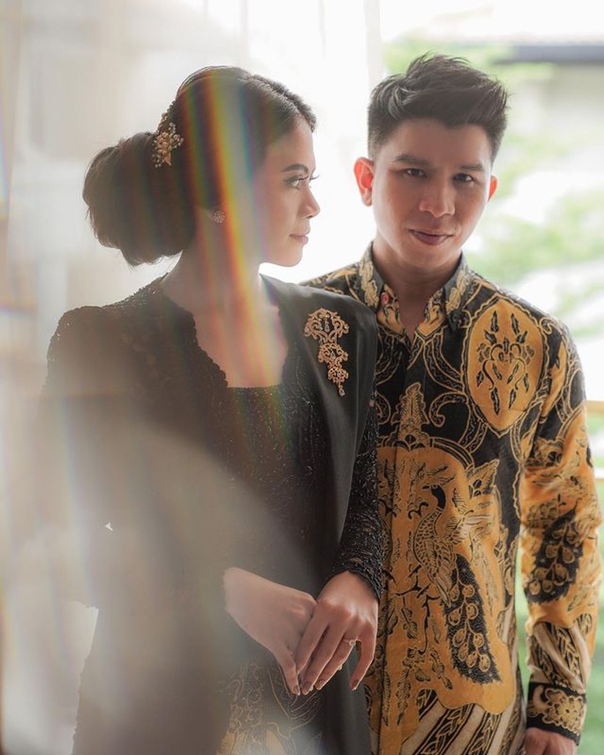 Kabar bahagia tengah menyelimuti Ifan Govinda yang baru saja melamar sang kekasih&period; Yuk kita intip momen manis mereka&excl;