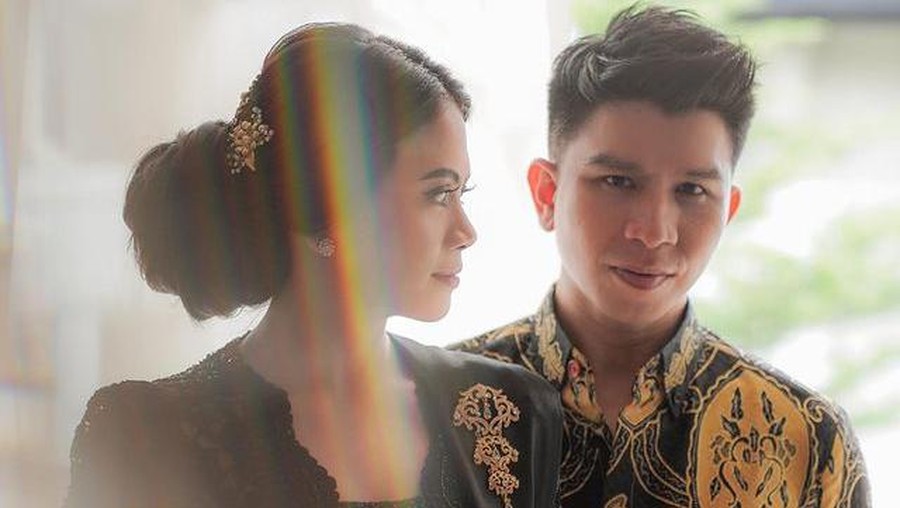 Kabar bahagia tengah menyelimuti Ifan Govinda yang baru saja melamar sang kekasih. Yuk kita intip momen manis mereka!