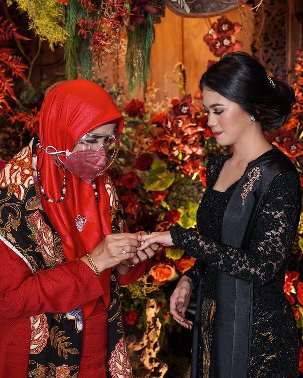 Kabar bahagia tengah menyelimuti Ifan Govinda yang baru saja melamar sang kekasih&period; Yuk kita intip momen manis mereka&excl;