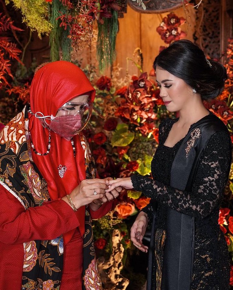 Kabar bahagia tengah menyelimuti Ifan Govinda yang baru saja melamar sang kekasih. Yuk kita intip momen manis mereka!