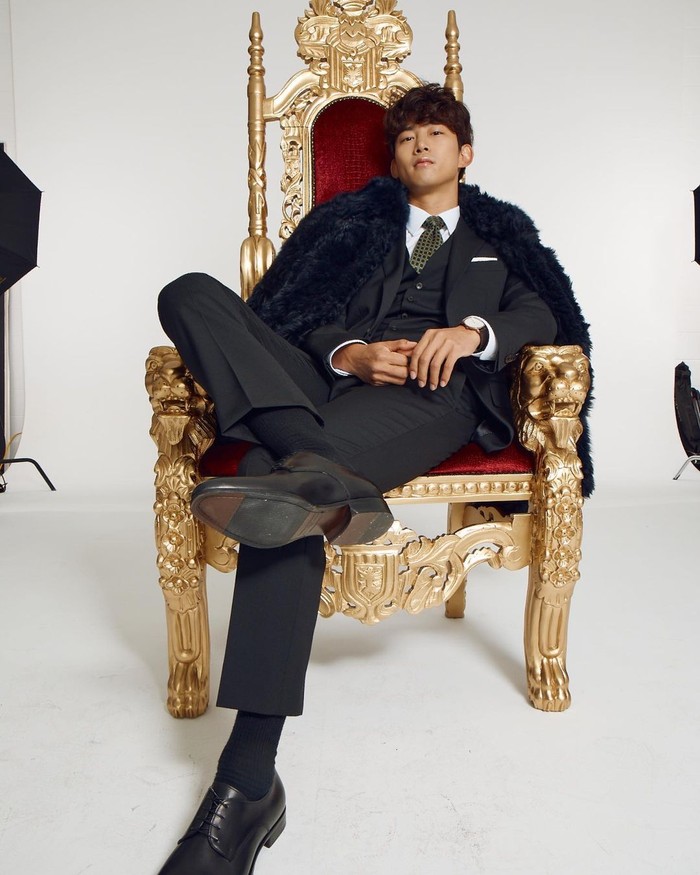 Ok Taec Yeon merupakan member 2PM yang dikenal memiliki tinggi semampai, yakni 189 cm. Tak hanya memiliki postur dan paras rupawan, ia ternyata juga telah menamatkan sekolah S2-nya lho, keren ya! (Instagram/taecyeonokay)