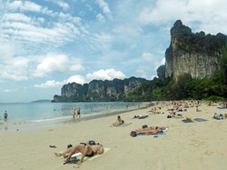 Ulah Bule Mabuk: Telanjang di Pantai, Nggak Ingat Apa-apa