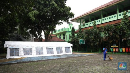 Pekerja RSUD Tarakan menyiapkan velbed di tenda darurat di SDN Negeri 02 Cideng, Jakarta, Selasa (29/6). Rumah Sakit Umum Daerah (RSUD) Tarakan kini menyiapkan tenda perawatan untuk pasien Corona di halaman IGD dan sekolah.Peminjaman lahan sekolah ini sudah berkoordinasi dengan Dinas Kesehatan DKI Jakarta. Tenda perawatan ini menyediakan 10 velbed. Sebelumnya, Dinas Kesehatan (Dinkes) DKI Jakarta menginstruksikan para direktur dan kepala rumah sakit se-DKI Jakarta menyediakan aula hingga tenda demi menampung pasien COVID-19. Arahan ini disampaikan dalam surat yang ditandatangani oleh Kepala Dinas Kesehatan DKI Jakarta Widyastuti pada 21 Juni 2021. Salah satu poin yang dipaparkan adalah meminta rumah sakit mendirikan tenda darurat berkapasitas besar di ruang terbuka di lingkungan RS.(CNBC Indonesia/ Muhammad Sabki)