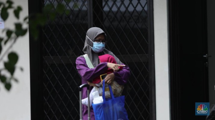 Petugas menggunakan Alat Pelindung Diri (APD) mendata pasien untuk masuk ke dalam bus sekolah di Puskesmas Kecamatan Setiabudi, Jakarta, Selasa (29/6/2021). Puskesmas Kecamatan Setiabudi  pada hari ini menjemput pasien Covid-19 sebanyak 50 orang. Puluhan pasien tersebut dibawa ke Wisma Atlet. Data Covid-19 hingga Senin (28/6/2021) mencatat total ada 2,1 juta orang positif di Indonesia. Sementara itu, total kematian sudah mencapai 57,561 orang. Pemerintah akan mengumumkan revisi aturan terkait pemberlakuan pembatasan kegiatan masyarakat (PPKM) berbasis mikro pada petang ini. Presiden Joko Widodo (Jokowi) memutuskan akan memberlakukan PPKM Darurat untuk mengatasi lonjakan kasus Covid-19. Kebijakan ini tidak lepas dari kondisi kasus positif Covid-19 harian di Indonesia sudah mencapai 20 ribuan per hari, semakin naik dibanding sebelumnya. Sementara itu jika merujuk pada data worldmeter, Indonesia berada di urutan ke 17. Adapun jumlah tes yang dilakukan terbilang minim hanya 71.051 per 1 juta penduduk. Jauh dibandingkan negara lain yang mencapai ratusan ribu per 1 juta penduduk. (CNBC Indonesia/ Muhammad Sabki)