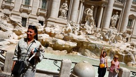Turis Panjat Air Mancur Kuno di Italia Demi Foto, Kena Denda Rp82 Juta