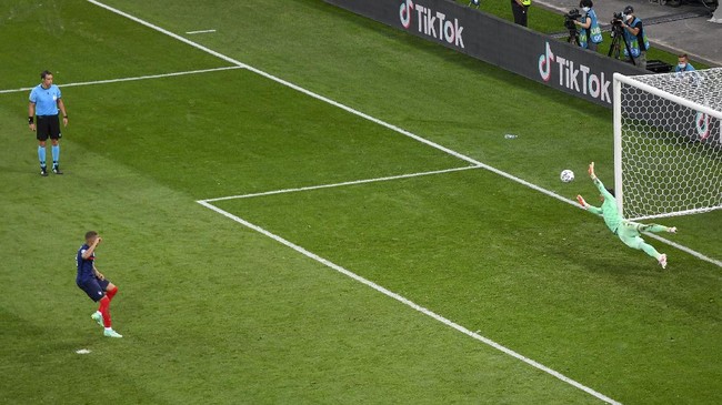 Petisi 16 besar Euro 2020 Prancis vs Swiss diulang hingga Khabib dukung McGregor di UFC 264 menjadi sejumlah berita olahraga terpopuler dalam 24 jam terakhir.