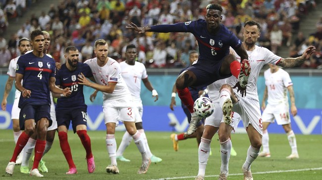 Gelandang Manchester United Paul Pogba dituding jadi salah satu penyebab Prancis tersingkir dari Euro 2020 (Euro 2021).