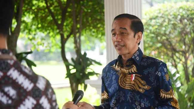 BEM UI memvisualisasikan Presiden Joko Widodo (Jokowi) memakai seragam SPBU Pertamina sebagai bentuk kritik kenaikan BBM.
