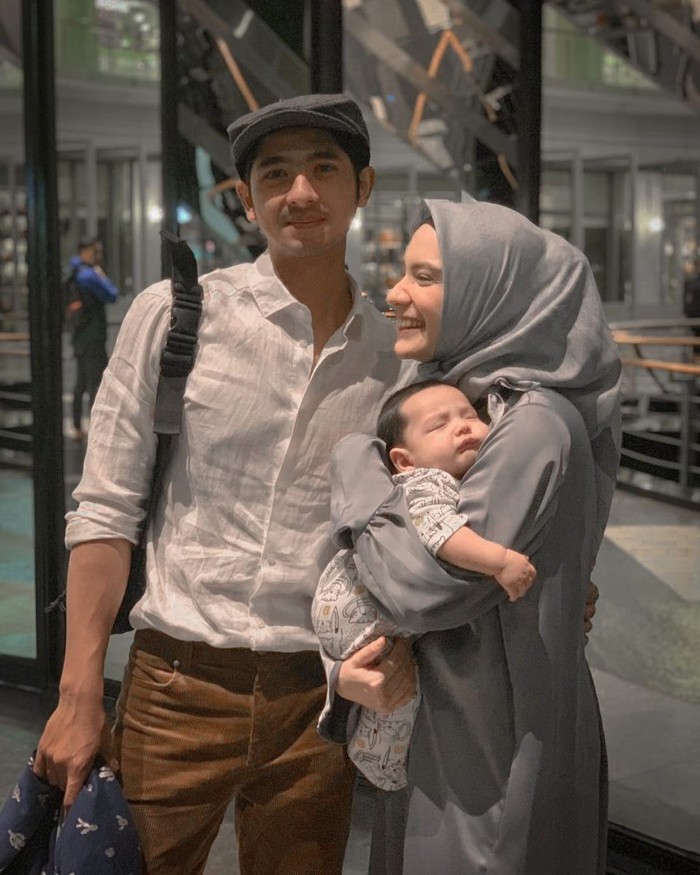 Putri Anne pernah bercerita bahwa ia menemai Arya Saloka dari bawah. Ia tak segan berjuang bersama Arya hingga menuai kesuksesan seperti sekarang. Meski diterpa berbagai isu, keduanya tetap kompak hingga sekarang. /Foto: Instagram/arya.saloka