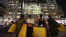 FOTO: Koleksi Teranyar Marc Jacobs di Dinding Manhattan
