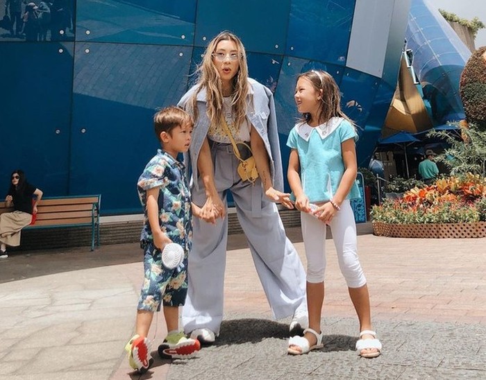 Sebagai seorang brand ambassador beberapa brand terkenal, Jennifer Bachdim selalu tampil stylish bahkan ketika mengasuh anak. Banyak yang tidak menyangka kalau dirinya merupakan seorang ibu dari tiga anak. / foto: instagram.com/jenniferbachdim